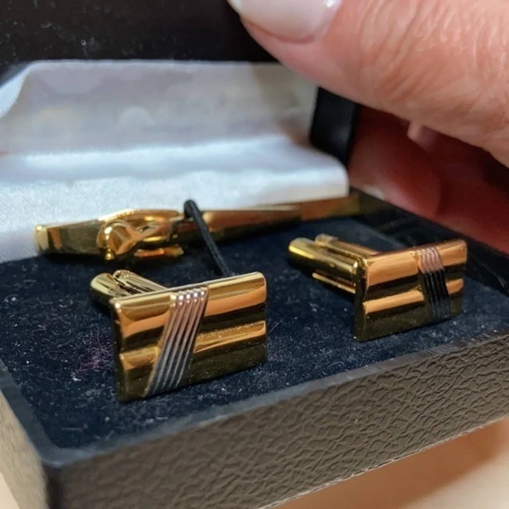 Men’s two tone tie bar and cuff link set
